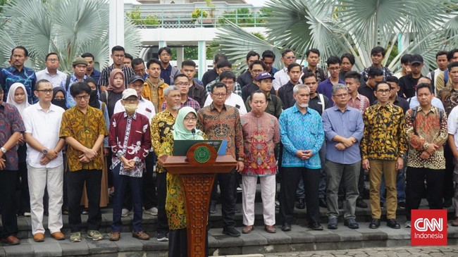 Dewan guru besar, rektor serta para mahasiswa Universitas Muhammadiyah Yogyakarta (UMY) turut memberikan kritik terhadap kepemimpinan Jokowi.