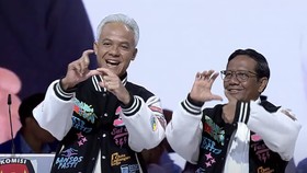 Ganjar-Mahfud Kompak Pakai Jaket Varsity di Debat Terakhir Capres