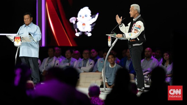 Pendukung Prabowo kompak bersorak 'sori ye' usai Ganjar melontarkan pertanyaannya kepada Anies terkait masalah bansos dalam debat Pilpres 2024.