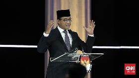 Anies: Bansos Harus Tepat Sasaran, Bukan Dibagikan di Pinggir Jalan