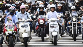 FOTO: Jelang Debat Pilpres Terakhir, Gibran Motoran Bareng Artis