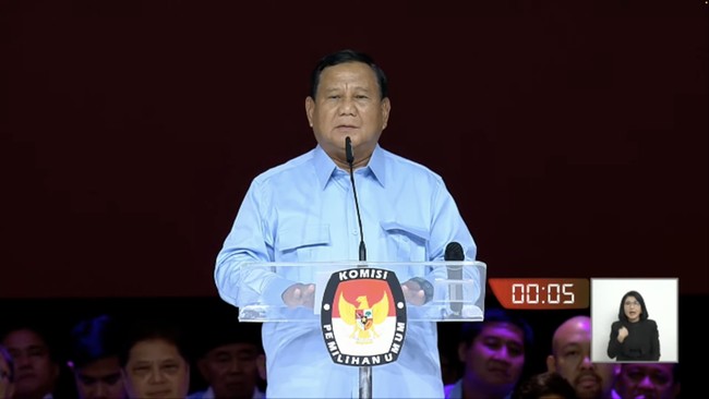 Menurut Prabowo, program makan siang gratis juga bisa membantu meningkatkan perekonomian karena menyerap hasil panen para petani dan nelayan.