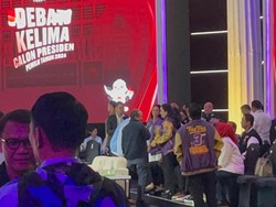 Momen Didit Salami Puan Maharani Saat Jeda Debat Capres Kelima