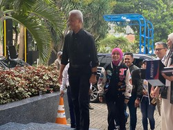 Ganjar-Mahfud Merapat ke High End Jelang Debat, Pakai Kemeja Hitam dan Putih