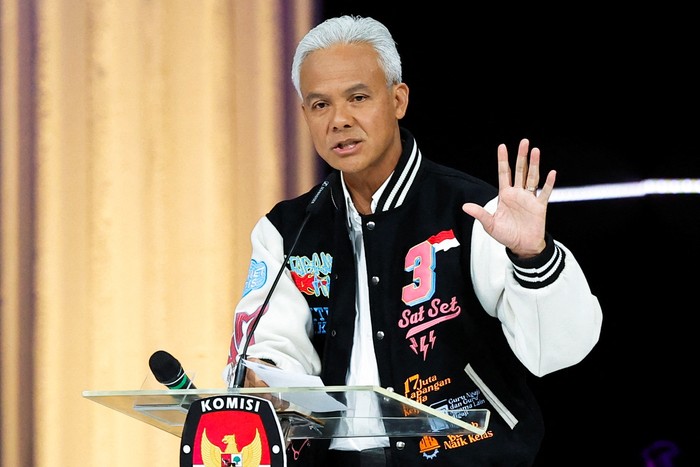 Ganjar Pranowo, presidential candidate of the ruling Indonesian Democratic Party of Struggle (PDI-P), speaks during a televised debate ahead of the general election at the Jakarta Convention Center in Jakarta, Indonesia, February 4, 2024. REUTERS/Willy Kurniawan Menilik Kostum Kompak Para Paslon selama Debat Pilpres 2024