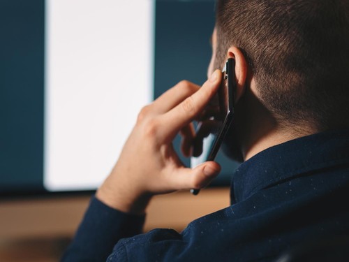 Google luncurkan fitur deteksi panggilan palsu di aplikasi Phone untuk melindungi pengguna Android dari penipuan berbasis AI.