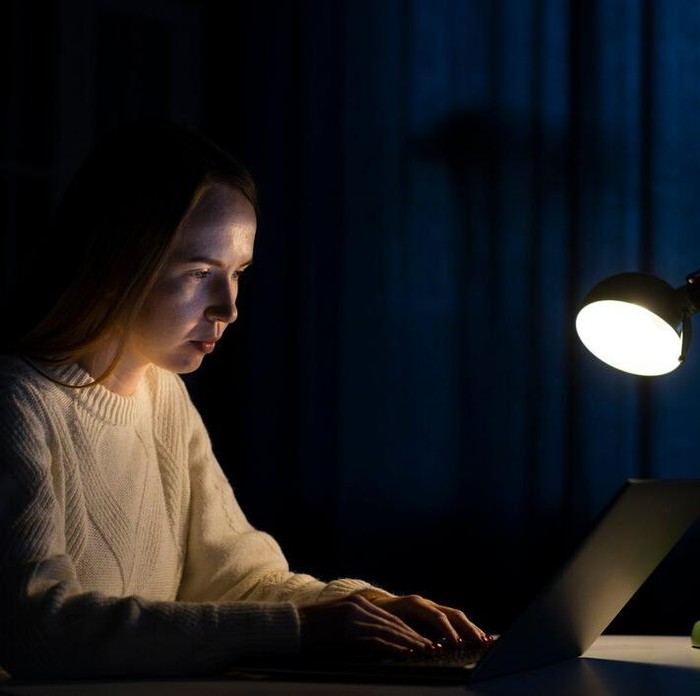 Ilustrasi perempuan yang bekerja di malam hari/Foto: Freepik.com/freepik