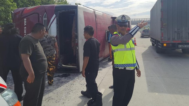 Juru bicara Partai Hanuran menyebut tiga korban meninggal dunia terdiri dari dua kader partai dan sopir bus. Selebihnya, ada 16 korban luka.