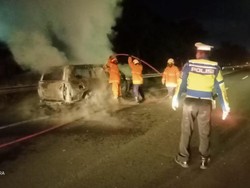 Mobil Toyota Land Cruiser Ludes Terbakar di Tol Dupak