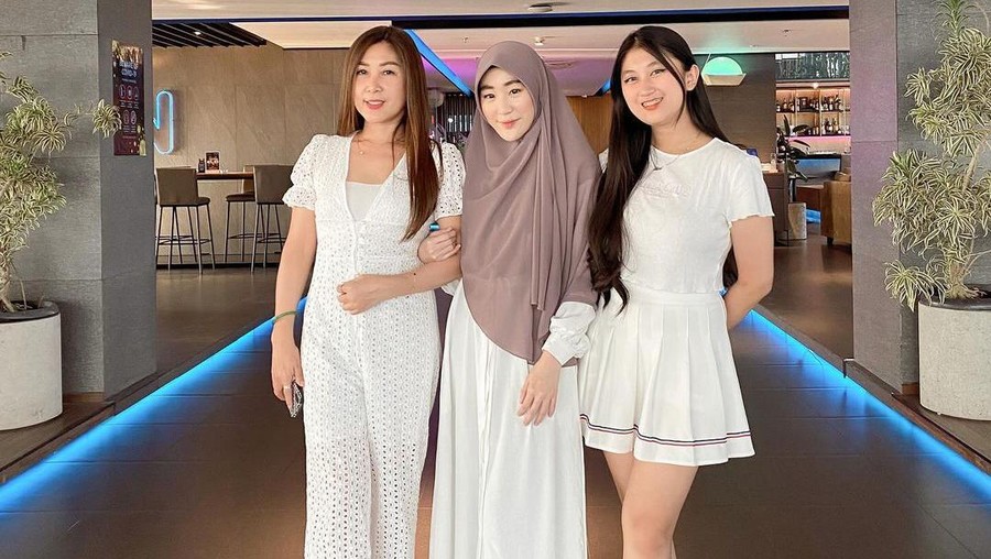 Pamer Foto Bareng Ibu&comma; Larissa Chou Bahas soal Perbedaan Agama