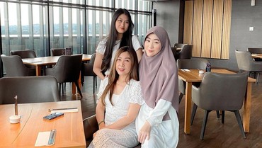 img-title Pamer Foto Bareng Ibu, Larissa Chou Curhat soal Perbedaan Agama