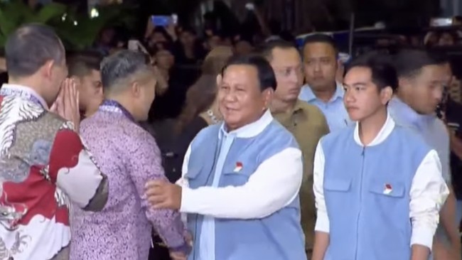 Capres dan Cawapres nomor urut 2 Prabowo Subianto-Gibran Rakabuming Raka tiba di arena debat kelima Pilpres 2024, JCC, Senayan, Jakarta, Minggu (4/2) petang.