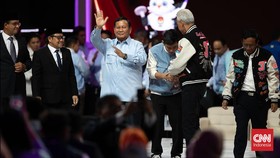 FOTO: Ricuh Demo Kepala Desa di DPR Hingga Debat Terakhir Pilpres 2024