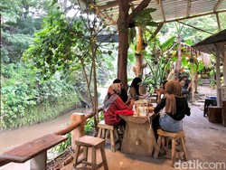 Pipir Lepen, Kafe Hidden Gem Pinggir Sungai di Pasar Bunga Splendid Malang