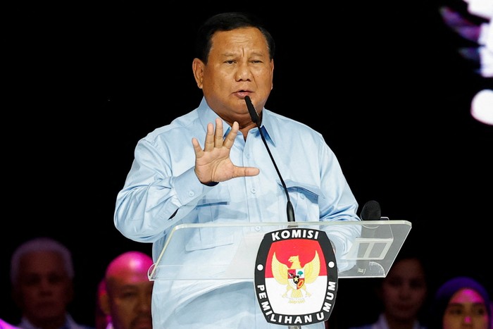 Indonesia’s Defence Minister and Presidential candidate Prabowo Subianto speaks during a televised debate ahead of the general election at the Jakarta Convention Center in Jakarta, Indonesia, February 4, 2024. REUTERS/Willy Kurniawan Menilik Kostum Kompak Para Paslon selama Debat Pilpres 2024