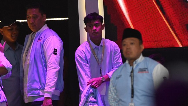 Pakai kemeja biru, bek kiri Timnas Indonesia Pratama Arhan hadir di Debat Capres 2024 di JCC, Minggu (4/2) malam bersama Azizah Salsha.