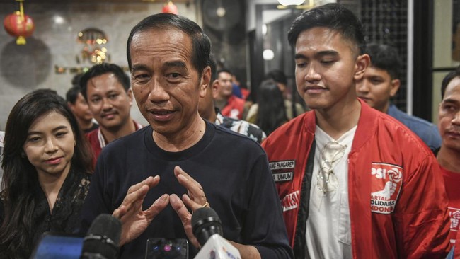 Presiden Jokowi menyerahkan keputusan untuk maju dalam Pilgub DKI Jakarta 2024 kepada Ketua Umum PSI yang juga anaknya, Kaesang Pangarep.