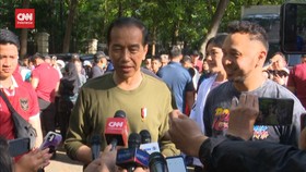 VIDEO: Jokowi Jalan Pagi di Lapangan Gasibu, Warga Bandung Heboh