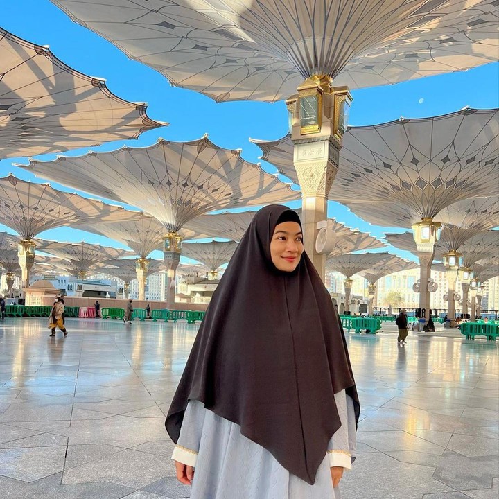 <p>Titi Kamal mengunggah berbagai macam potret kala beribadah, termasuk saat mengunjugi Masjid Nabawi di kota Madinnah. Ia terlihat cantik mengenakan gamis biru muda dan kerudung hitam panjang. (Foto: Instagram @titi_kamall)</p>
