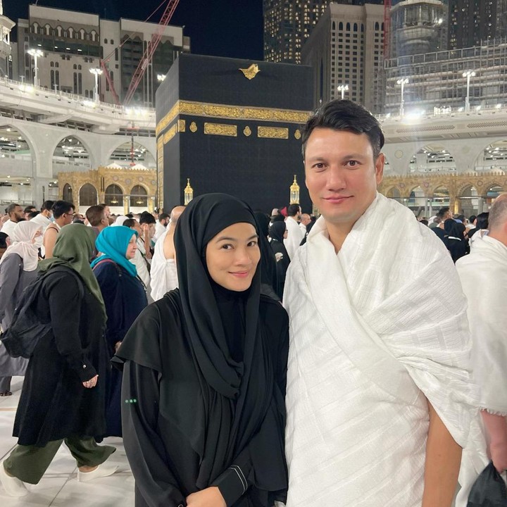 <p>Dalam potret lainnya, Titi dan Tian mengabadikan momen di depan Ka'Bah. Keduanya menyempatkan untuk mengabadikan momen saat berada di depan Ka'bah. "<em>#masyaAllahtabarakallah,</em>" tulis Titi sebagai caption foto seraya menyisipkan emotikon hati berwarna biru. (Foto: Instagram @titi_kamall)</p>