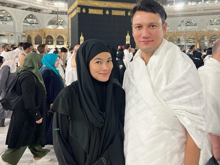 5 Potret Titi Kamal & Christian Sugiono Jalani Ibadah Umrah, Banjir Doa dari Netizen