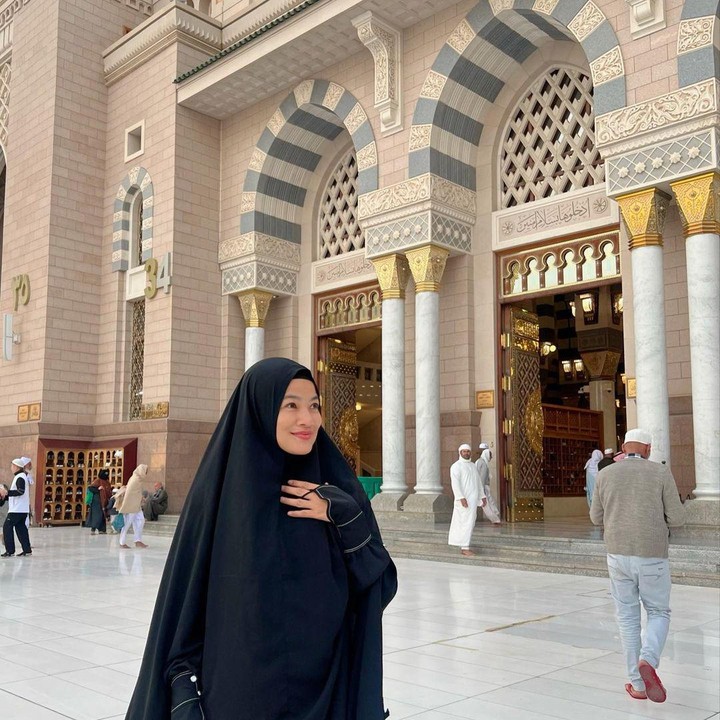 <p>Belum lama ini pasangan Titi Kamal dan Christian Sugiono berkesempatan untuk menjalankan ibadah umrah, Bunda. Hal ini pun dibagikan langsung oleh keduanya pada laman Instagram. (Foto: Instagram @titi_kamall)</p>