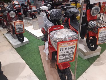 img-title Diskon Rp7 Juta untuk Motor Listrik di Transmart Full Day Sale Spesial Imlek
