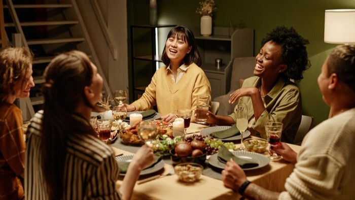 Waktu tersehat untuk makan malam/Foto: Freepik.com/seventyfour