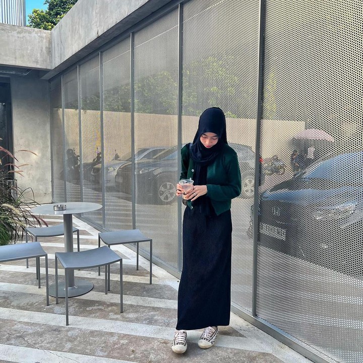 <p>Perempuan berusia 21 tahun ini memang cenderung mengenakan pakaian dengan warna netral dan hitam menjadi pilihan paling sering. Meski begitu, kakak Abidzar ini tetap terlihat stylish, ya?(Foto: Instagram @adiba.knza)<br /><br /><br /></p>