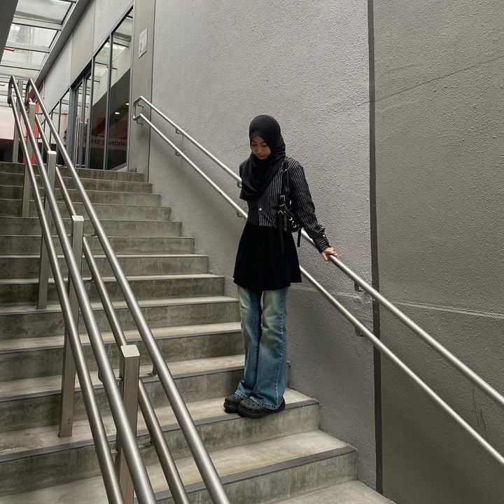 <p>Adiba cukup aktif menggunakan media sosial Instagram dan membagikan beragam potret. Salah satunya yang menyita perhatian yakni outfit serba hitam yang sering ia kenakan. (Foto: Instagram @adiba.knza)<br /><br /><br /></p>