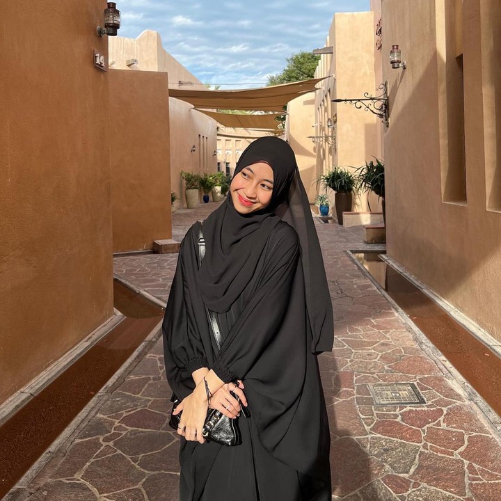 <p>Anak pertama Umi Pipik dan almarhum Ustaz Jefri Al Buchori, Adiba Khanza, memang memiliki daya tarik tersendiri ya, Bunda? Istri pesepakbola Egy Maulana ini selalu tampil menawan dengan gaya outfitnya. (Foto: Instagram @adiba.knza)<br /><br /><br /></p>