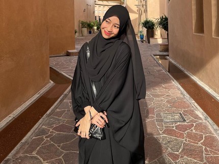 5 Potret Outfit Serba Hitam Adiba Khanza, Bisa Jadi Inspirasi