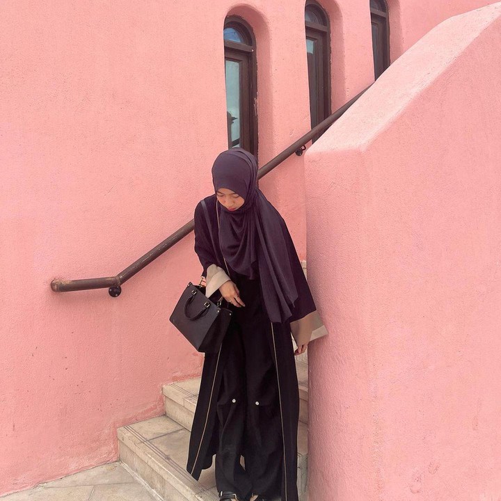 <p>Untuk melengkapi OOTD hariannya dengan pakaian hitam, Adiba tak lupa menambahkan aksesori. Pilihannya juga simpel, misalnya memilih satu cincin yang menghias jari serta sepatu yang tak kalah on point. (Foto: Instagram @adiba.knza)<br /><br /><br /></p>