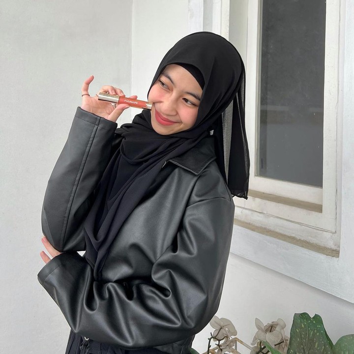 <p>Melalui kolom komentar, tak jarang dari netizen yang fokus pada gaya outfit dan memuji OOTD Adiba, Bunda. Dari beberapa potret berikut, ada yang bisa menjadi inspirasi Bunda? (Foto: Instagram @adiba.knza)</p>