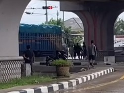 Viral Truk Dilempari Batu oleh Pemalak di Palembang