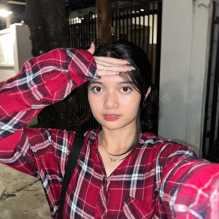 <p>Selain menjadi bintang iklan, Afiqah ikut terjun ke dunia akting dan suara. Ia pernah mendapat peran sebagai Hani dalam sinetron komedi <em>RT Sukowi</em> pada tahun 2013 juga mengeluarkan singel berjudul <em>MAMA (You Are My Everything)</em>.(Foto: Instagram @amaninaafiqah)<br /><br /><br /></p>
