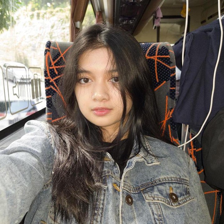 <p>Afiqah terun ke dunia hiburan di usia dini sebagai bintang iklan produk susu. Kemudian, namanya semakin dikenal karena membintangi iklan salah satu produk biskuit di usia 6 tahun. Dalam iklan tersebut, Afiqah tampil menggemaskan dengan balutan baju musim dingin dan topi menutupi telinga. Bunda ingat?(Foto: Instagram @amaninaafiqah)<br /><br /><br /></p>