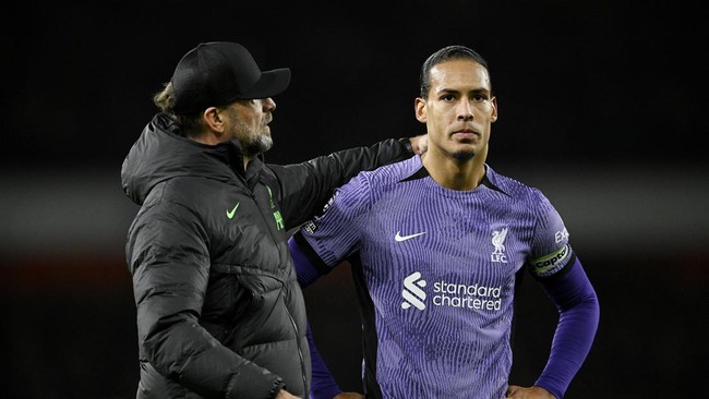 Kapten Liverpool Virgil van Dijk dikritik habis-habisan usai kalah 1-3 dari Arsenal pada lanjutan Liga Inggris di Stadion Emirates, London, Minggu (4/2).