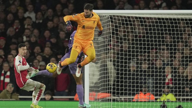 Alisson Becker dan Virgil van Dijk mengalami mimpi buruk saat Liverpool kalah 1-3 dari Liverpool pada pekan ke-23 Liga Inggris.