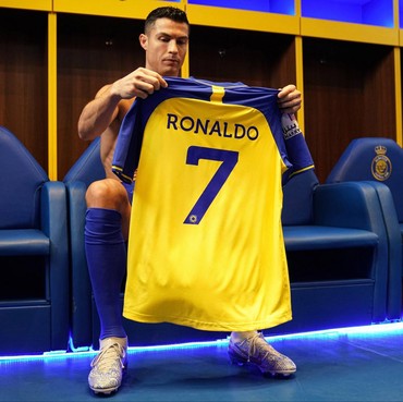 Dilelang, Jersey Al-Nassr Original Bertanda Tangan Cristiano Ronaldo Laku Rp1,9 M