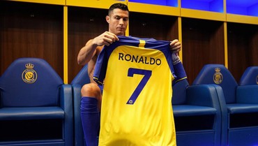 Dilelang, Jersey Al-Nassr Original Bertanda Tangan Cristiano Ronaldo Laku Rp1,9 M