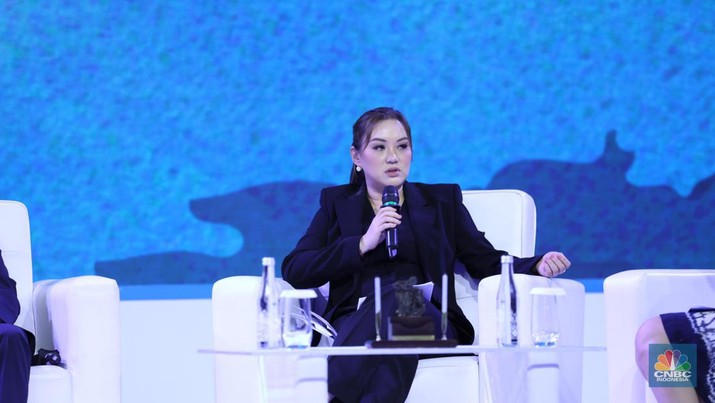 Foto: Direktur Utama Indonesia Evergreen Group, Tina Maria dalam diskusi panel Indonesia Marine And Fisheries Business Forum 2024, di Fairmont Jakarta, pada Senin (5/2/2024). (CNBC Indonesia/Tri Susilo)