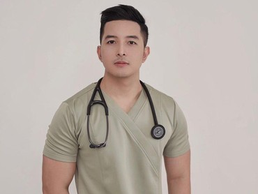 img-title Kondangan Bareng, 7 Potret Dokter Aditya Bantah CLBK dengan Ria Ricis Jadi Sorotan