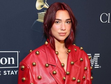 Dua Lipa Gandeng Pria Tampan di Grammy Awards 2024, Ternyata...