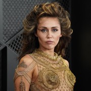 5 Gaun Miley Cyrus di Grammy Awards 2024, Pakai Gaun 'Peniti' Dibuat Melebihi 600 Jam!