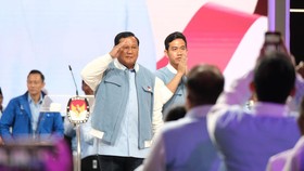 Prabowo-Gibran Kompak Pakai Jaket Biru-Putih Saat Debat Capres
