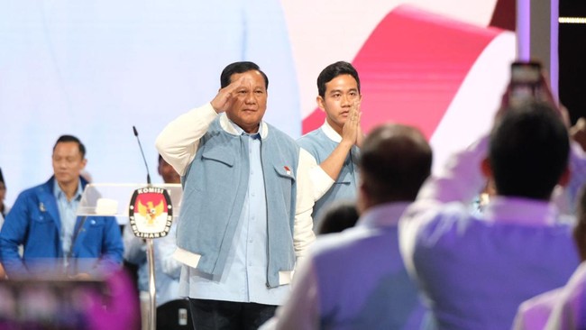 Capres-cawapres Prabowo Subianto-Gibran Rakabuming tampil kompak dengan mengenakan jaket bernuansa biru muda-putih pada debat terakhir capres, Minggu (4/2),
