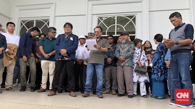 Manifesto civitas academica Unair dibacakan di depan Gedung Sekolah Pascasarjana Unair B, Dharmawangsa, Surabaya, Senin (5/2) siang.