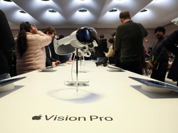 Apple Garap Vision Pro Versi Murah dan AirPods Berkamera