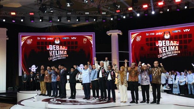 Prabowo Subianto memanfaatkan momen closing statement pada debat terakhir capres untuk menyampaikan permintaan maaf terhadap kedua paslon lain, Minggu (4/2).